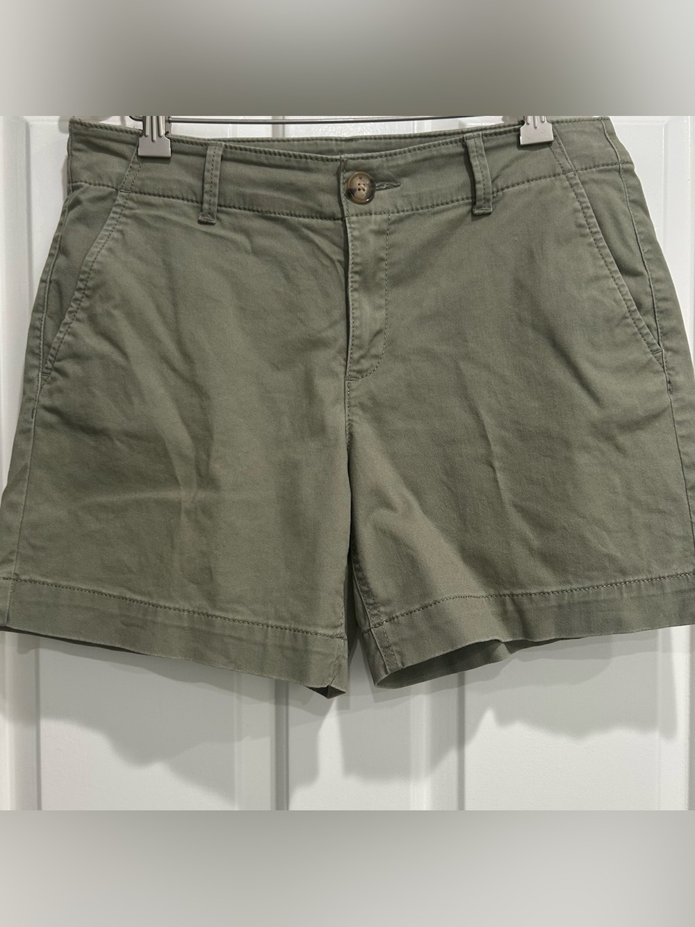 LOFT The Washed Twill Short 6” 
Chino shorts